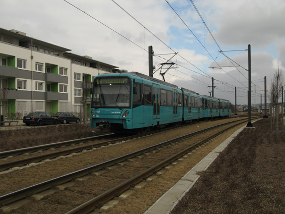 Dvojice nejnovìjších dvouvozových jednotek pro U-Bahn na koneèné stanici linky U8 Riedberg. Tato nová tra� protíná od prosince 2010 novou èvr� Riedberg severozápadnì od Frankfurtu, kde vzniká univerzitní kampus i nová obytná zóna.