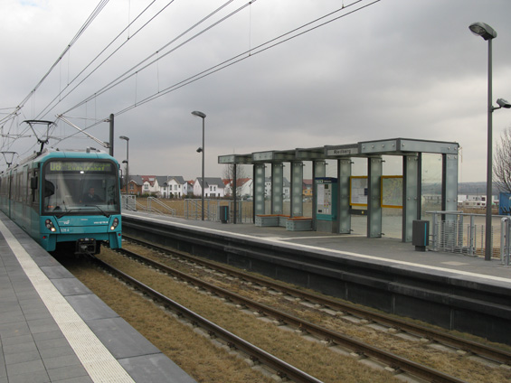 Vzhled nových zastávek na nové trati pro linky U8 a U9 v Riedbachu. Vysoká nástupištì a bezbariérový pøístup je samozøejmostí.