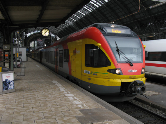 Dopravce HLB (Hessische Landesbahn) provozuje jak èást regionálních vlakù v okolí Frankfurtu, tak i regionální autobusy. Dopravce pùsobí nejen v systému RMV, ale i v sousedním NVV. Z Frankfurtu míøí jeho Flirty do mìsta Giessen.