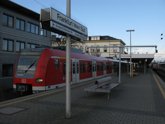 Klasický zástupce frankfurtského S-Bahnu, øada 423 na nádraží Frankfurt Süd. Je to jednak koncová stanice spoleèného úseku vedoucího pod mìstským centrem a jednak významný pøestupní uzel s hustou tramvajovou dopravou i podzemní koneènou ètyø linek U-Bahnu.