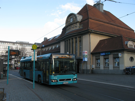 Pøed jižním nádražím stojí autobus Volvo. Touto znaèkou spolu se Solarisem byl v poslední dobì obnoven vozový park zdejších mìstských autobusù.