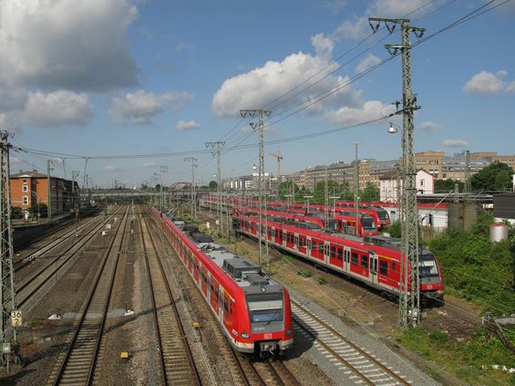 Ve Frankfurtu se od listopadu 2014 nesvezete staršími soupravami S-Bahnu øady 420. K jejímu nástupci, øadì 423, dodávané od roku 2003 v poètu 100 jednotek, totiž pøibyla modernizovaná verze tìchto oblíbených vlakù - øada 430. Nových ètyøvozových jednotek, které jsou spøahovány po dvou i tøech, bylo v posledních letech dodáno 91, èili zhruba o 30 více než bylo k prosté náhradì za øadu 420 potøeba. Díky tomu bude možné uspokojit rostoucí poptávku po železnici.