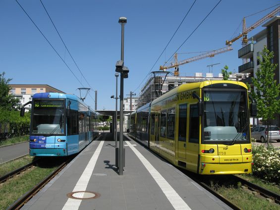 Nejnovìjší a zároveò nejpoèetnìjší typ frankfurtských tramvají typu S od Bombardieru je sem dodáván postupnì od roku 2003. Poslední dodávka probìhla v roce 2013 a celkem sem tìchto obousmìrných tramvají bylo dodáno 75. Zde na pomìrnì nové koneèné linky 18 v Preungesheimu.
