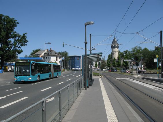 Pøestupní zastávka Friedberger Warte se spoleènou zastávkou pro tramvaje i autobusy (nyní kvùli opravì asfaltu doèasnì nikoli). Na lince 30 jezdí kloubové Mercedesy Citaro tøetí generace. Linku provozuje vnitøní mìstský provozovatel In-Der-City-Bus (vyèlenìný z frankfurtského DP), který dostal pøímé zadání na 9 linek na období 2011 až 2025. Na nìkterých linkách si ale stejnì zajiš�uje subdodávky od jiných provozovatelù.