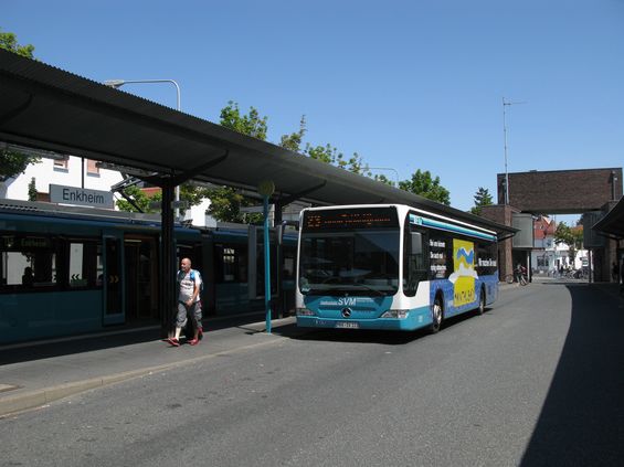 Koneèná stanice linek U4 a U7 Enkheim je také koneènou pro pøímìstské autobusy z vedlejšího mìsteèka Maintal, které jsou provozovány sice v rámci systému RMV, ale již nikoli v jednotném frankfurtském nátìru.