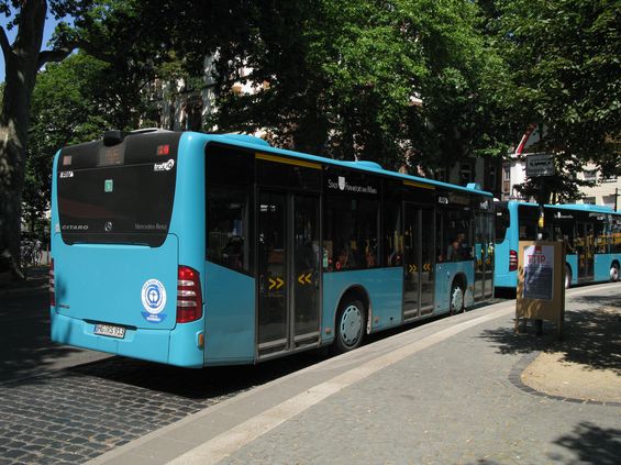 Zkrácené autobusy Mercedes-Benz Citaro vyjíždìjí na ménì vytížené linky v okolí Jižního nádraží.