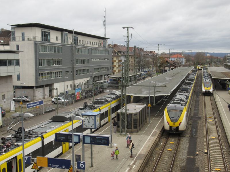 Freiburg leží na hlavní severojižní trati z Karlsruhe do Basileje. Díky rychlé a èasté železnici se odtud dostanete i do nedalekého francouzského Štrasburku. Hlavní nádraží najdete západnì od centra Freiburgu s výbornou návazností na tramvaje a autobusy, které vás odtud rozvezou do celého mìsta.