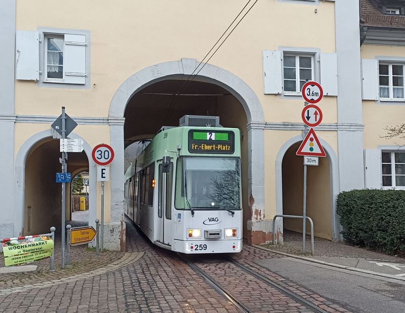 Ve Freiburgu oblíbená disciplína prùjezdu tramvaje skrz dùm se odehrává také v obci Günterstal na již jednokolejné trati pro linku 2.