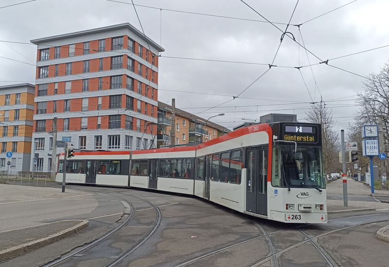 Nízkopodlažní tramvaje Düwag získaly po rekonstrukci nový nátìr, který vdechl díky èerným plochám tìmto vozùm výraznì modernìjší vzhled.