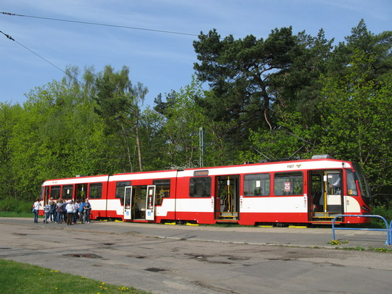Tøemi tramvajovými tratìmi se mùžete dostat až na pláže Gdaòského zálivu Baltského moøe. Na nejzápadnìjší èást rozlehlých pláží jezdí linka 8 (Stogi PlaŸa).