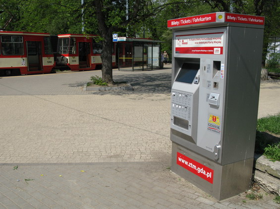 Od roku 2011 je do hlavních pøestupních uzlù montována nová generace jízdenkových automatù, které umí bankovky i platební karty. Zde na smyèce BrzeŸno - odtud je to na pláž jen pár desítek metrù.
