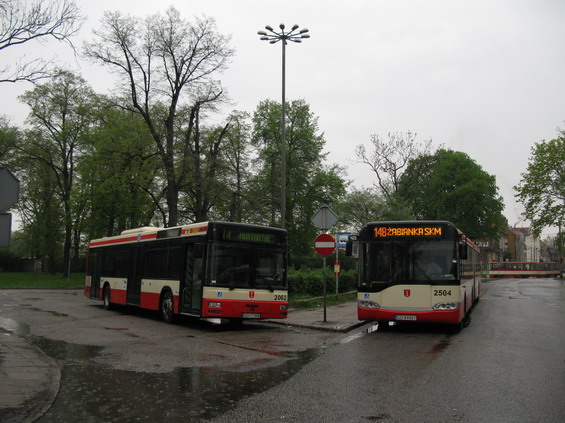 Nowy Port - místo tramvají sem ve smìru od centra jezdí náhradní autobusy. Jelikož je tu také tramvajová vozovna, tramvaje objíždìjí pøerušený úsek po delší trati pøes Brzezno. V poslední dobì jsou nakupovány hlavnì autobusy Solaris.
