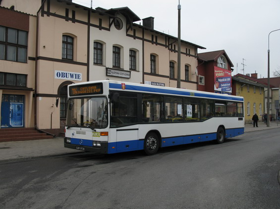 Starší mìstský autobus Mercedes pøed vlakovou stanicí Chylonia na severozápadì mìsta.