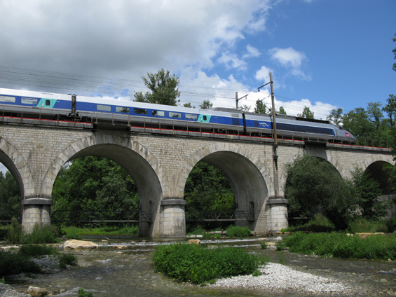 Rychlovlak TGV míøí z Francie do Ženevy po mostì kousek od francouzsko-švýcarských hranic. I lokální francouzské vlaky tady jezdí pøes hranici pomìrnì èasto a v pomìrnì moderní a dùstojné podobì.