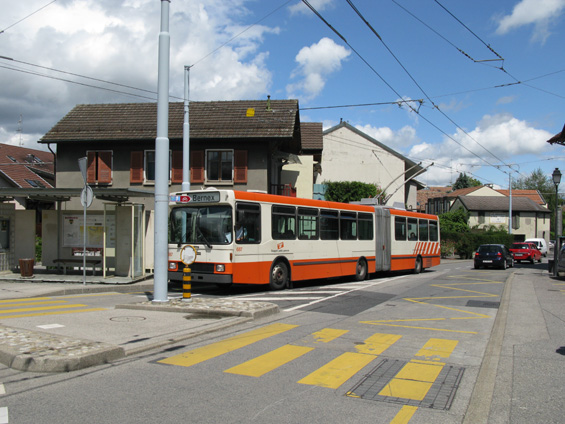 Postarší trolejbus NAW na lince 19 míøí do ètvrti Bernex na jihozápadì mìsta. Z centra už se sem však postupnì staví tramvaj, a linka 19 se stane od prosince 2011 linkou tramvajovou.