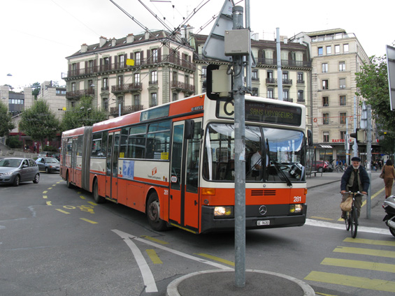 Starší nenízkopdlažní Mercedes na lince ozaèené písmenem. Takto oznaèené linky vìtšinou vyjíždìjí za hranice Ženevy. Jinak se ale chovají jako klasické mìstské linky. Na jedné z nich dokonce jezdí dvoukloubové autobusy.