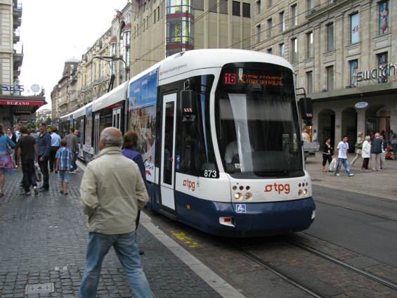Sedmièlánková nízkopodlažní tramvaj Bombardier na hlavní trati uprostøed pìší zóny. Tramvajím jsou vyhrazena èísla 12 - 18.