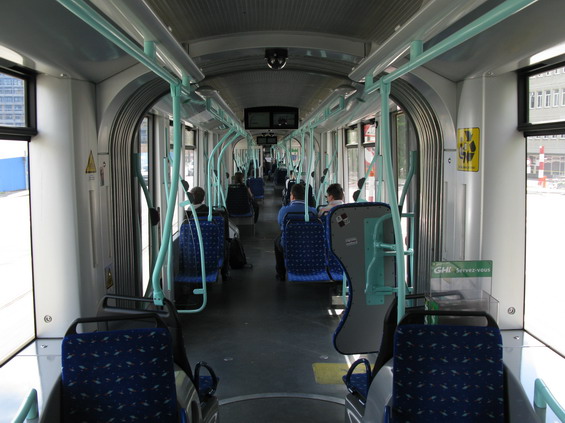 Interiér plnì nízkopodlažní tramvaje Bombardier. I když užší skøíò, pøesto docela prostorná.