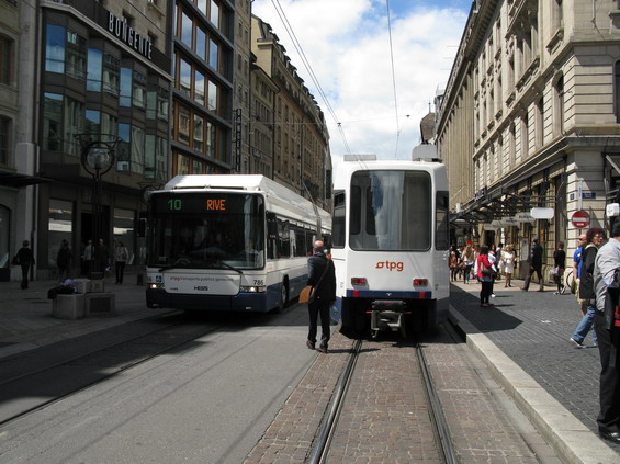 Pìší zóna v centru je protkána tramvajovou linkou 12 a její stopu využívají také nìkteré trolejbusy. Kupodivu zde nikomu nevadí ani cyklisté.