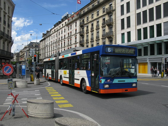 Jeden z nejstarších trolejbusù ještì v donedávném ženevském nátìru (po oranžovém nastalo oranžovo-zeleno-modré období, které bylo vystøídáno dnešním modrobílým).
