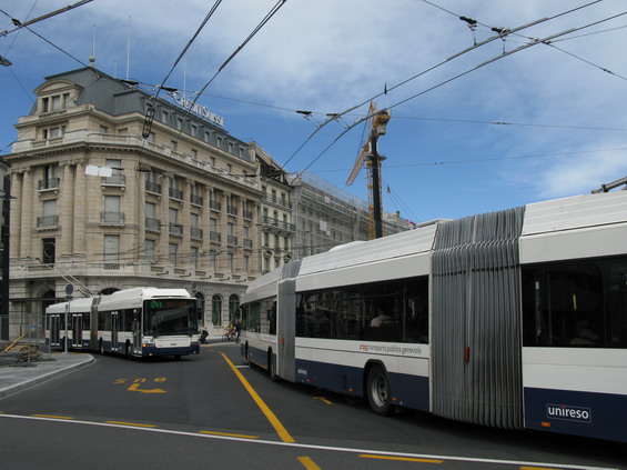Dvoukloubové trolejbusy se proplétají centrem Ženevy poblíž novì opraveného uzlu Bel-Air.