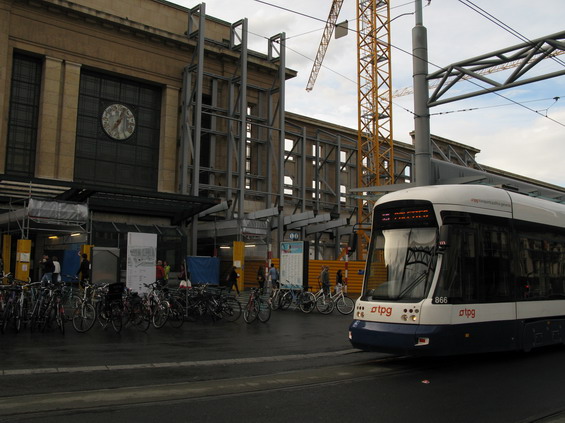 Hlavní nádraží (Gare Cornavin) prochází rekonstrukcí. Pøednádraží patøí kolùm, tramvajím, trolejbusùm i taxíkùm. A samozøejmì hlavnì chodcùm.