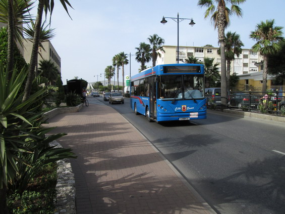 Mìstský autobus na jedné z nejrušnìjších komunikací spojujících centrum s hranicí. Tìchto modrých autobusù má "státní" dopravce cca 18. Narozdíl od Velké Británie se v této kolonii jezdí vpravo.