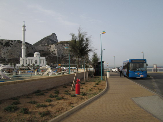 Koneèná stanice linky 2 na jižním cípu poloostrova, kterému dominuje muslimská mešita. Linka 2 má z modrých linek nejkratší interval - ve všední den jezdí každých 15 minut.
