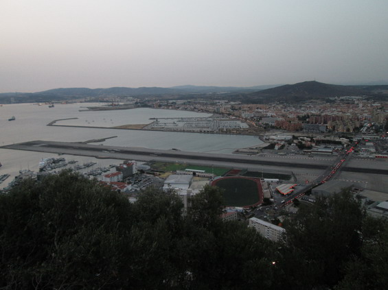 Gibraltar má také své letištì, které je pøetnuto jedinou silnicí spojující poloostrov se Španìlskem. Pøi startu nebo pøistání letadla je silnice uzavøena. Nestává se to však èasto. Pro odpolední provoz jsou typické dlouhé kolony pøed hranicí - Španìlé si sem jezdí pro levný benzín i další zboží.