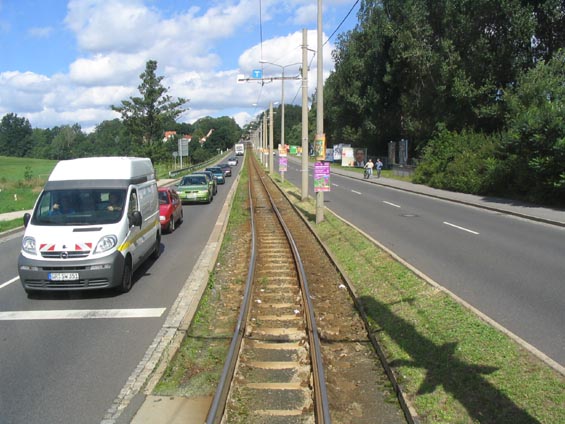 I v tomto malém mìstì funguje preference tramvají. Èili auta stojí, tramvaje jedou.