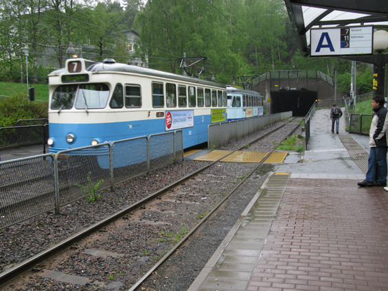 Linka 7 vyjíždí z jednoho z èetných tunelù na rychlodrážní trati do stanice Bergsjön. Na této vìtvi je celkem 5 tunelù, všechny vykutány ve skále.