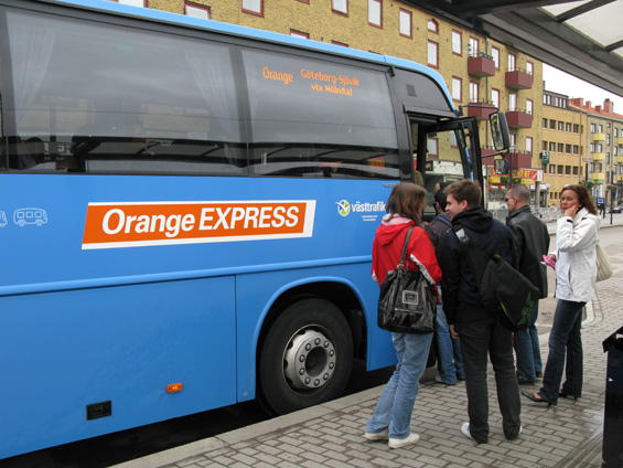 Zajímavostí zdejší pøímìstské autobusové dopravy jsou expresní autobusové linky oznaèené podle barev, které vyjíždìjí do vzdálenìjších mìst v okolí a protínají centrum Göteborgu. Jezdí na nich vìtšinou luxusnìjší autobusy s dálkovou výbavou a jejich interval je ve špièce zpravidla 15 minut. Jsou to takové regionální metrobusy.