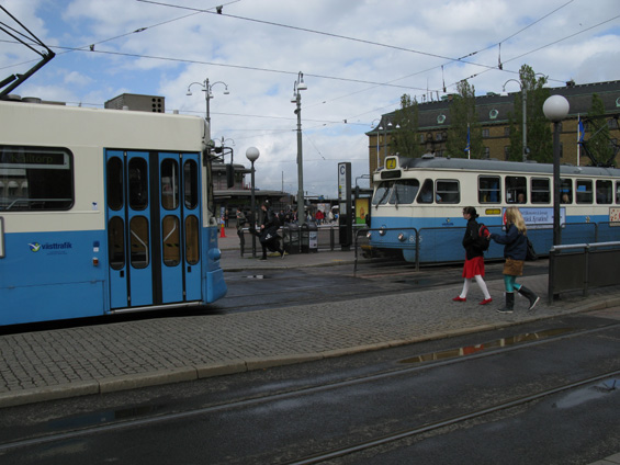 Prostor pøed centrálním vlakovým nádražím je velmi rušný - je zde mnoho tramvajových kolejí a infocentrum MHD. Na vlakové nádraží navazuje také ústøední autobusové nádraží.