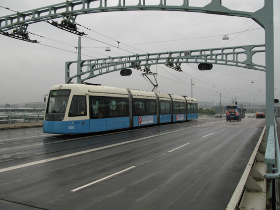 Do levobøežní èásti mìsta vede pouze jediná tramvajová tra� pro linky 5, 6 a 10. Pøes vodu se tramvaje dostanou po vysokém sklápìcím mostu, pod kterým proplouvají velké námoøní lodì do pøístavu.