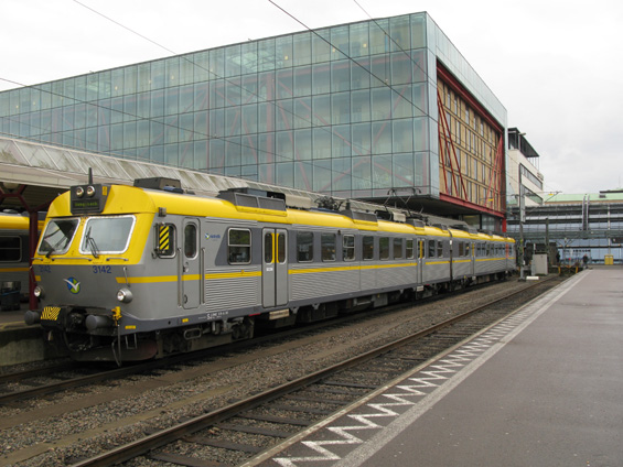 Pøímìstský vlak se znakem organizátora veøejné dopravy v Göteborgu a okolí. Centrální vlakové nádraží je hlavové a díky tomu se vlaky dostanou až témìø do centra mìsta.