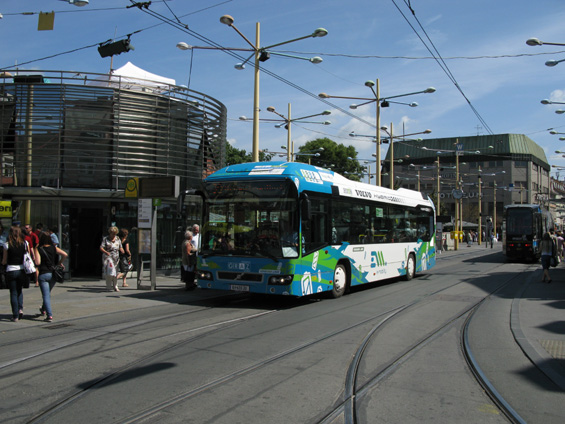 Zpestøením celkem monotónního vozového parku mìstských autobusù je tento hybridní autobus Volvo.