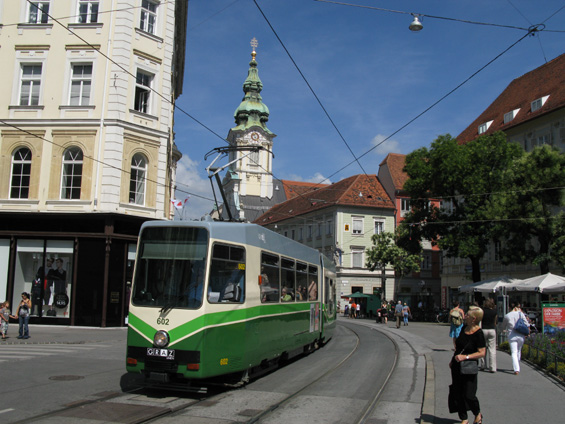 Ve druhé polovinì 80. let byly dodány do Grazu tyto dvouèlánkové tramvaje, které se až v roce 1999 staly nízkopodlažními vložením støedního èlánku.