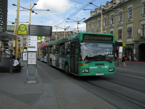 V Grazu najdete i tyto na místní pomìry obstarožní autobusy. Všechny mìstské autobusy mají zelenobílý nátìr - dopravcem je stejnì jako u tramvají Mìstský holding Graz.