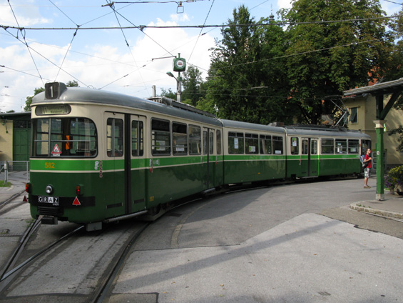 A zde stejná tramvaj na koneèné linky 1 "Mariatrost". Spolu s dodávkami Variobahnù zvoní tìmto tramvajovým babièkám hrana a již brzy se asi nìkterá z nich pøesune do místního tramvajového muzea.