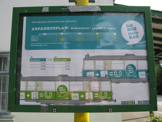 Od tramvajového muzea jezdí o vybraných víkendech také cyklotramvaj, vyobrazená na informaèním letáku. Linka 1 vede vìtšinou po jednokolejkách mezi vilovou zástavbou zeleným údolím severovýchodnì od Grazu.