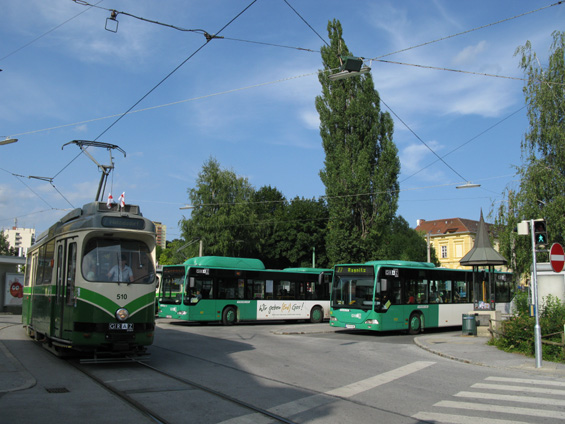 Další koneèná s pøíkladným pøestupem mezi tramvají a autobusy (St. Leonhard). Terminál pøitom nezabírá skoro žádné místo - autobusy využívají vnitøek tramvajové smyèky.