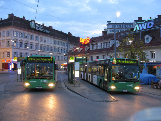Veèerní rozjezdy na Jakominiplatz se týkají jak tramvají do všech smìrù, tak i autobusù smìøujících tam, kam koleje nevedou.