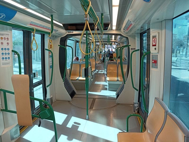 Pìtièlánkové tramvaje CAF Urbos 3 jsou obousmìrné, plnì nízkopodlažní, klimatizované a umìjí jezdit také na baterie – to kvùli tøem úsekùm na trase linky s 26 zastávkami.