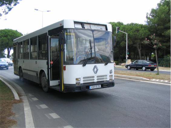 Grau du Roi - Autobusový veterán zajiš�uje mìstskou dopravu v tomto letovisku s nekoneènými plážemi lemovanými nekoneènými hotely a s komplexem pøístavù pro rybáøské lodì. Mìstskou dopravu tvoøí asi 4 okružní spoje dennì v tomto podání. V okamžiku focení mìl staøièký bus právì menší potíže s motorem, ale vadilo to pouze øidièi, protože se spojem zrovna nikdo nejel.