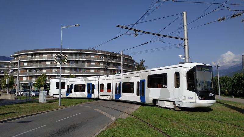 Další rekonstruovaná již pøes 30 let stará tramvaj TFS se blíží na jižní koneènou nejkratší linky D, která obsluhuje místní pøedmìstí na východì Grenoblu od roku 2007. Linka D má jen 6 zastávek a ve všední dny jezdí v intervalu 10 minut.