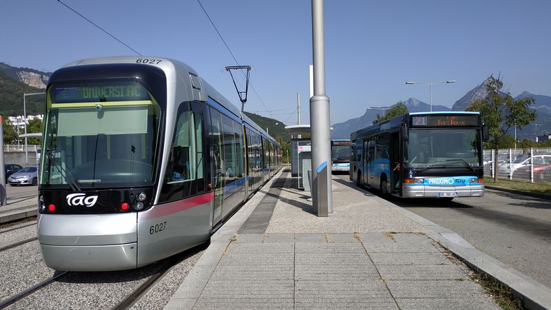 A zde již navazuje místní Proximomidibus na lince 21 na tramvaj v pøestupním uzlu Le Prisme ve ètvrti Seyssins, kde je zároveò od roku 2006 koneèná tramvaje C.