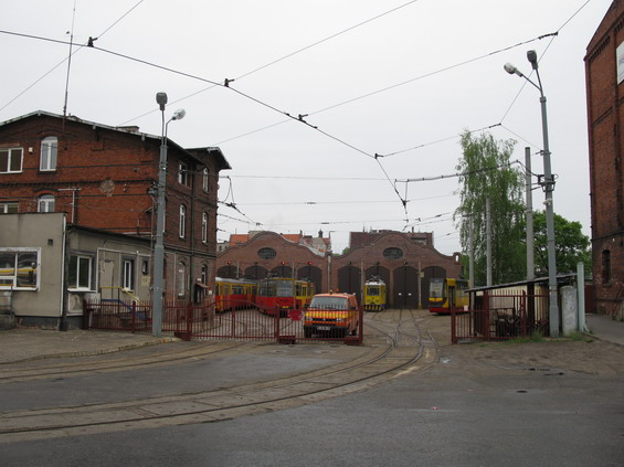 Tramvajová vozovna se nachází hned vedle vlakového nádraží. Nebýt výluky trati do sídlištì Rzadz, tramvaje by sem jezdily jen manipulaènì. Pro provoz tramvajové sítì je používáno cca 30 tramvají.