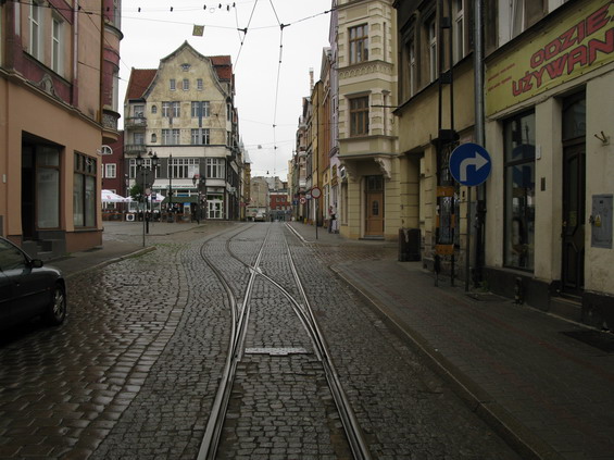 Velká èást tramvajové trati v centru je jednokolejná. Dùvodem jsou mimo jiné i stísnìné šíøkové pomìry zdejších ulièek.