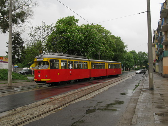 Düwag GT8 pùvodnì z nìmeckého Krefeldu na lince 1, která jezdí po dobu výluky jižní trati od vlakového nádraží pøes historické centrum do severní koneèné Tarpno.