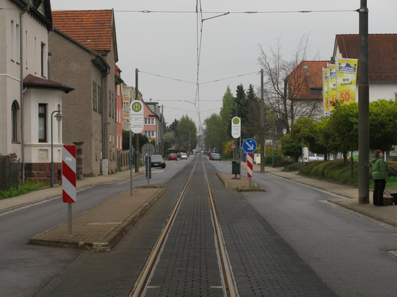 Pøímá tra� vedoucí støedem obce Waltershausen, po které jezdí linka 6 v pùlhodinových intervalech a v zastávce Gleisdreieck (kolejový trojúhelník) navazuje na linku 4 do Gothy.
